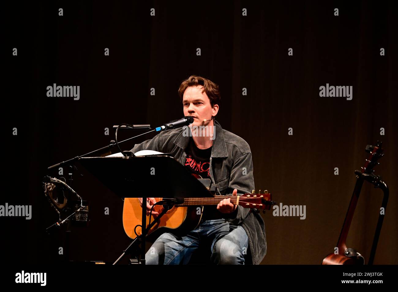 Ludwig Blochberger liest aus dem Buch von Navid Kermani, dazu spielt und singt er Songs von Neil Young live auf der Gitarre im Gerhart Hauptmann-Theat Stockfoto