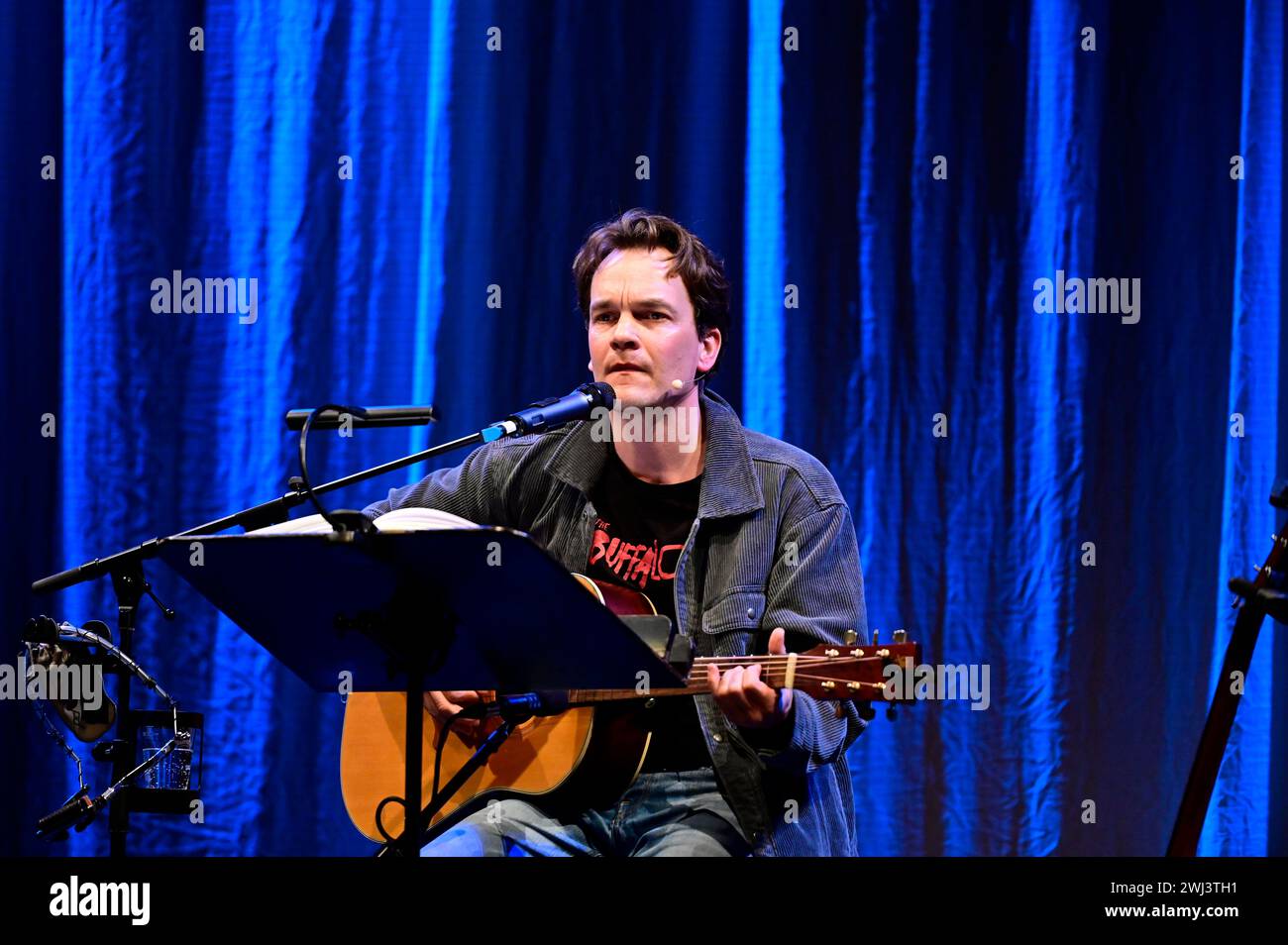 Ludwig Blochberger liest aus dem Buch von Navid Kermani, dazu spielt und singt er Songs von Neil Young live auf der Gitarre im Gerhart Hauptmann-Theat Stockfoto