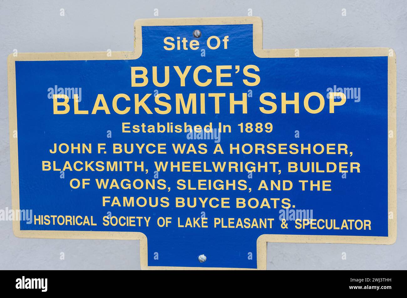 Ein Spekulationsschild am ehemaligen Standort von Buyce's Blacksmith Shop, das seine Tätigkeit als Hufeisen, Schmied und Bauer von Fahrzeugen aus der Zeit beschreibt Stockfoto