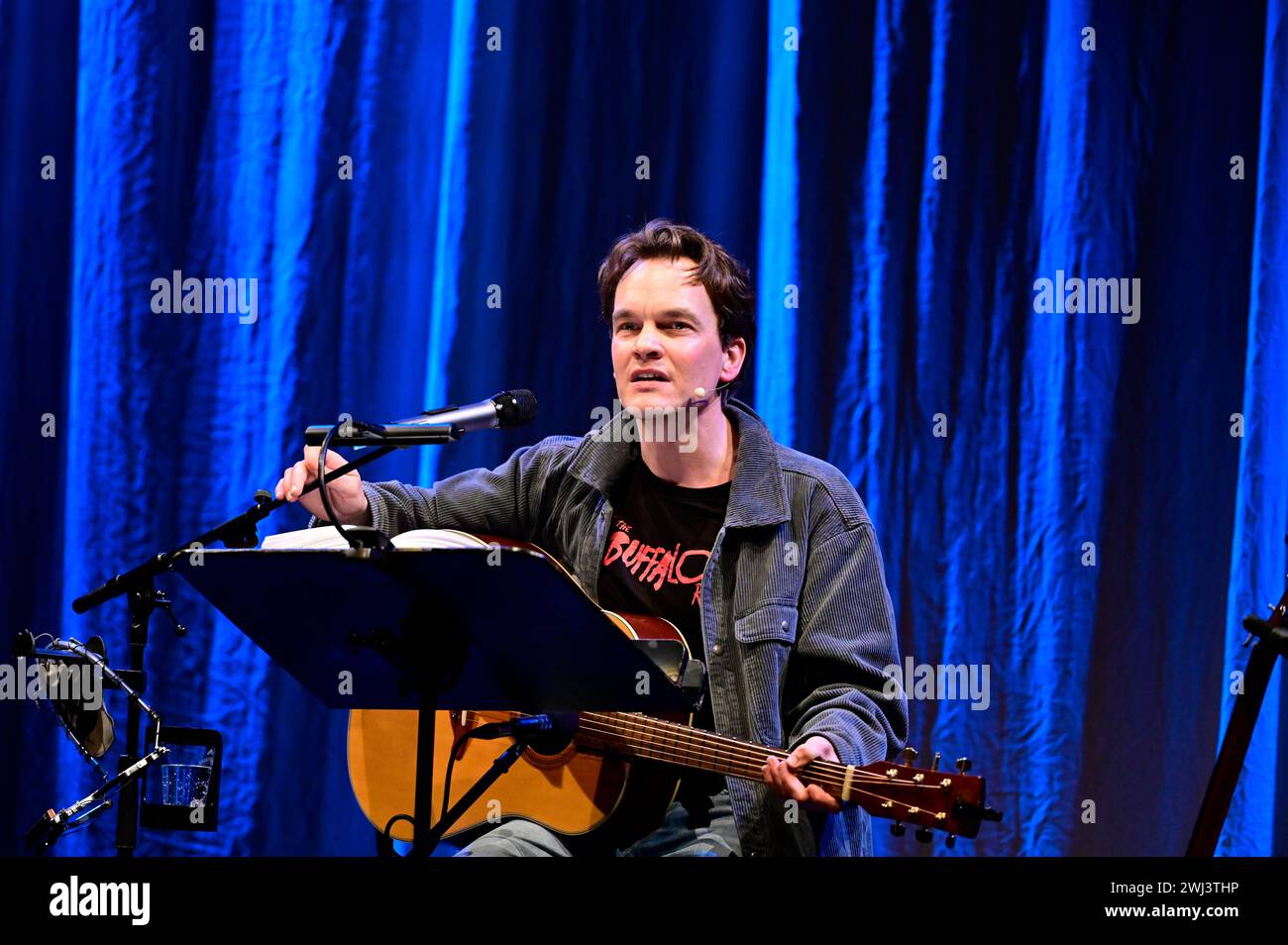 Ludwig Blochberger liest aus dem Buch von Navid Kermani, dazu spielt und singt er Songs von Neil Young live auf der Gitarre im Gerhart Hauptmann-Theat Stockfoto