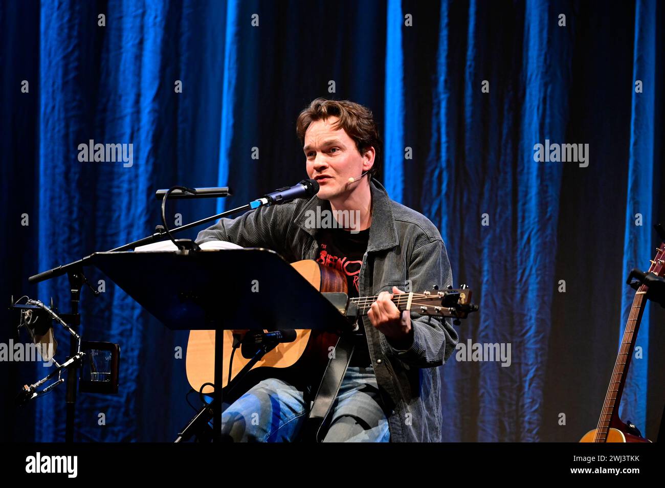 Ludwig Blochberger liest aus dem Buch von Navid Kermani, dazu spielt und singt er Songs von Neil Young live auf der Gitarre im Gerhart Hauptmann-Theat Stockfoto