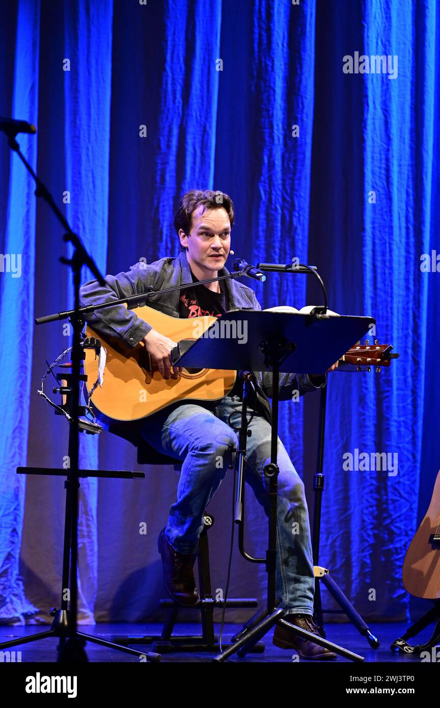 Ludwig Blochberger liest aus dem Buch von Navid Kermani, dazu spielt und singt er Songs von Neil Young live auf der Gitarre im Gerhart Hauptmann-Theat Stockfoto