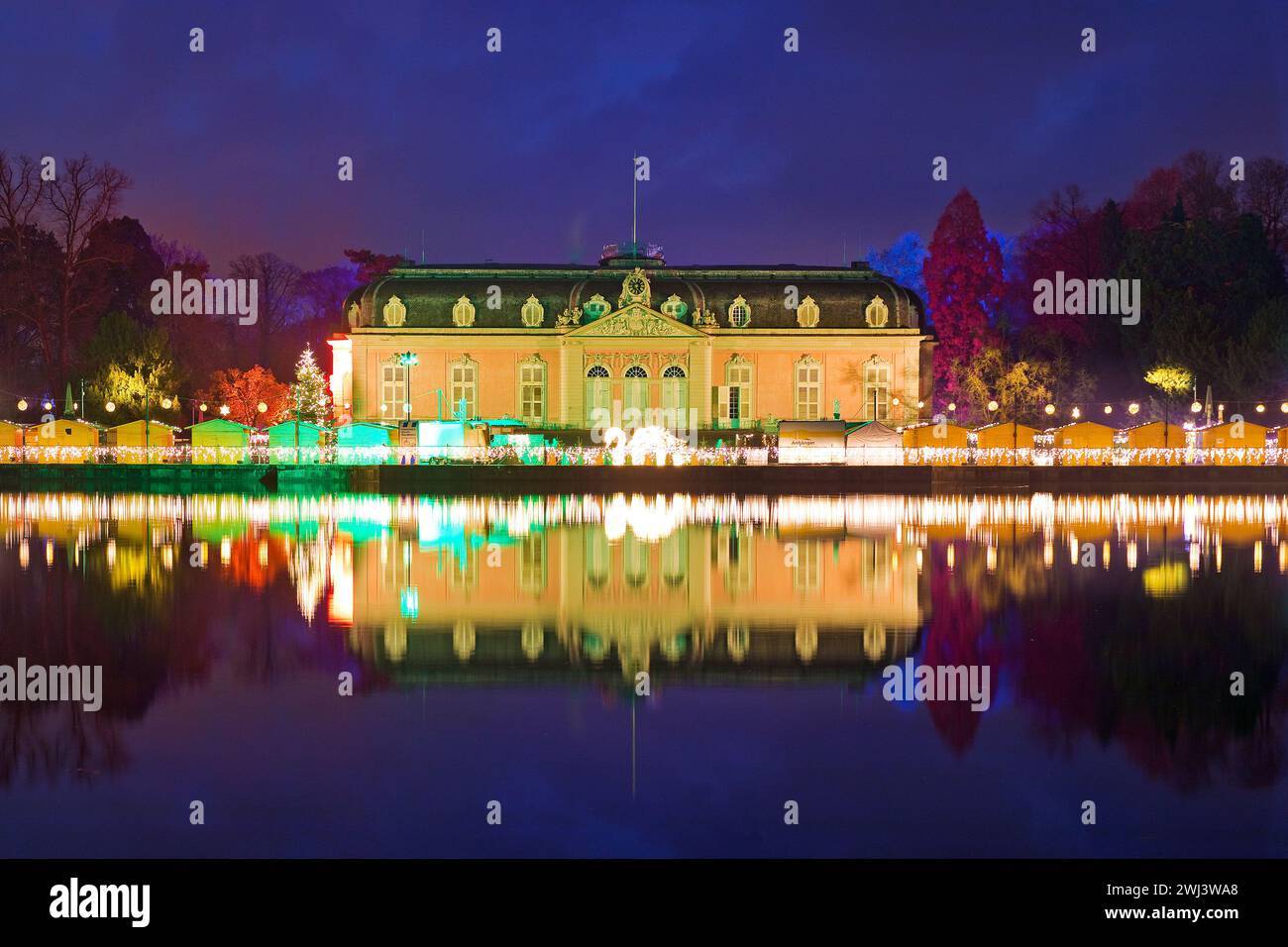 Beleuchtetes Schloss Benrath am Abend in Christmas Wonder World, Düsseldorf, Deutschland, Europa Stockfoto