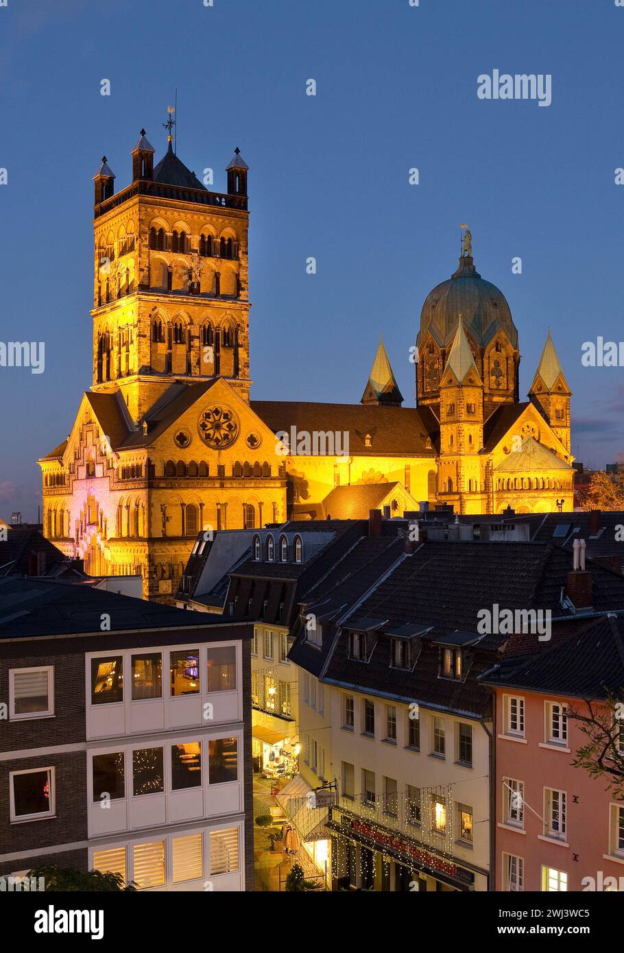 Blick über die Dächer von St. Quirinus-Münster am Abend, Neuss, Niederrhein, Deutschland, Europa Stockfoto