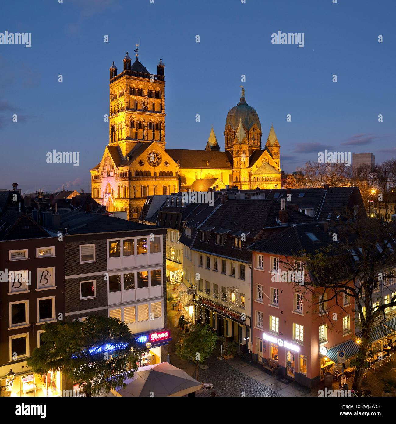 Blick über die Dächer von St. Quirinus-Münster am Abend, Neuss, Niederrhein, Deutschland, Europa Stockfoto