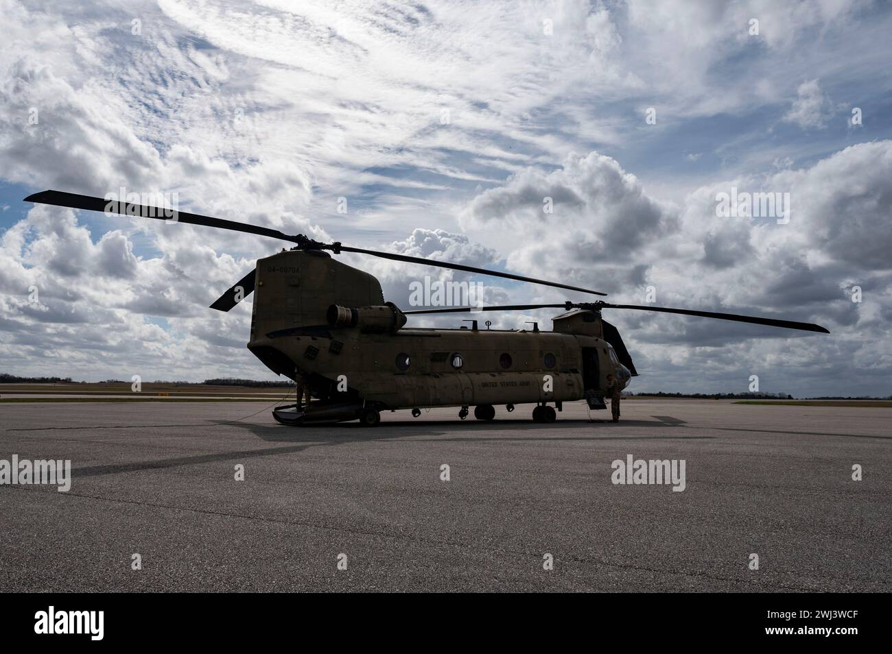 Ein Hubschrauber der Alabama Army National Guard CH-47F Chinook, der dem 1. Bataillon der Kompanie B, 169. Aviation Regiment, zugeordnet ist, sitzt am 9. Februar 2024 auf der Landebahn im Dannelly Field, Alabama. Der Chinook ist ein schwerer Sturmhubschrauber, der für Luftangriffe, Nachspeisung, Exfiltration und Schleuderladung entwickelt wurde. (Foto der U.S. Air Force von Staff Sgt. Taylor Crul) Stockfoto