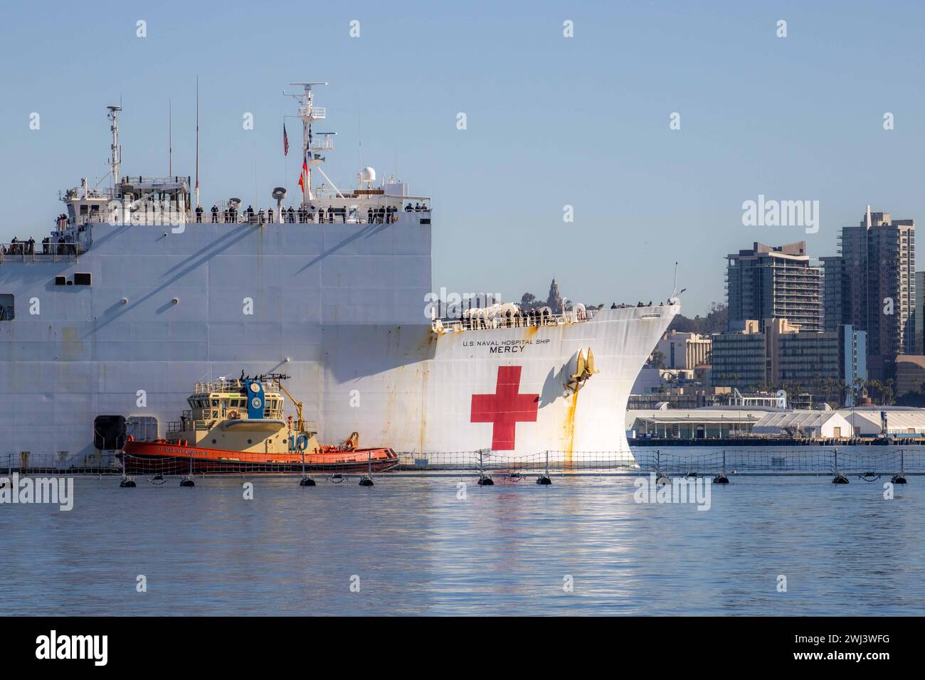Das Krankenhausschiff USNS Mercy (T-AH 19) kehrt nach einem Einsatz zur Unterstützung der Pacific Partnership 2024 in San Diego an der Naval Air Station North Island (NASNI) zurück. Die Pazifikpartnerschaft, die sich jetzt in ihrer 19. Auflage befindet, ist die größte multinationale humanitäre Hilfe- und Katastrophenvorsorgemission im Indopazifik und arbeitet an der Verbesserung der regionalen Interoperabilität und der Fähigkeit zur Katastrophenbewältigung, der Erhöhung der Sicherheitsstabilität in der Region und der Pflege neuer und dauerhafter Freundschaften. (Foto der US Navy von Mass Communication Specialist 2nd Class Megan Alexander) Stockfoto