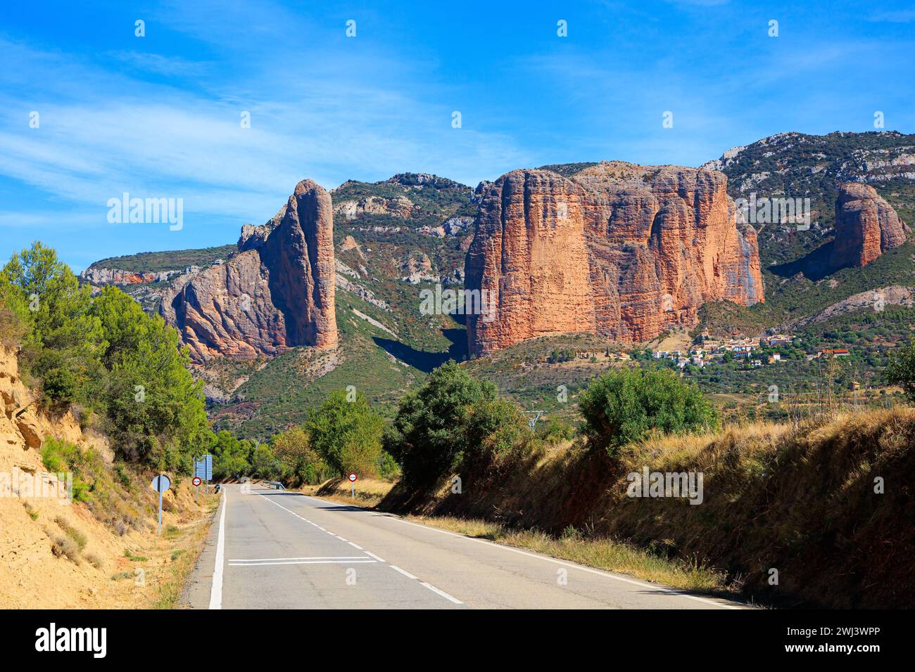 Der Highway führt durch die Felsen Stockfoto