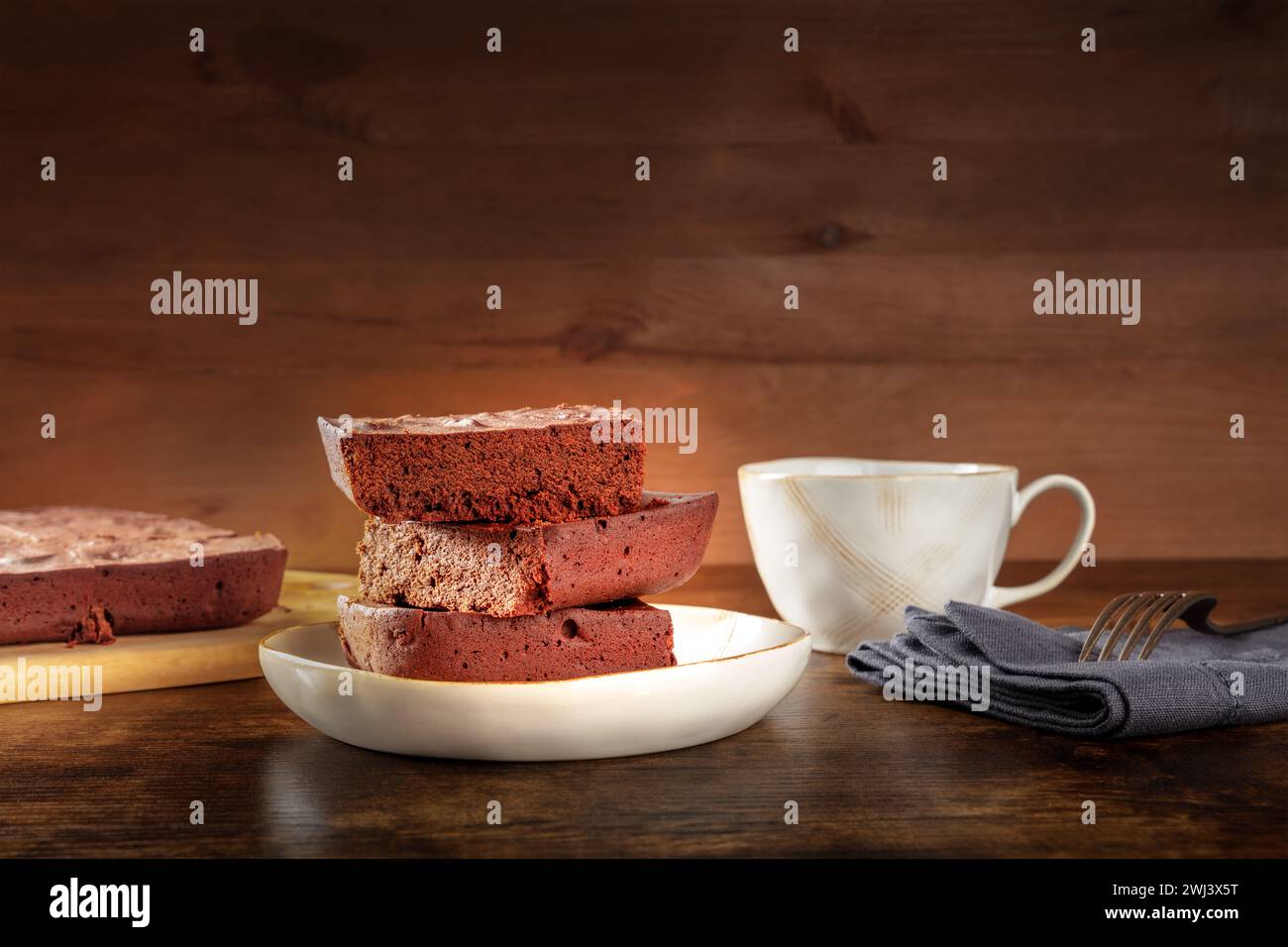 Schokoladen-Brownie mit Tee, einfacher Kaffeekuchen, eine Seitenansicht Stockfoto