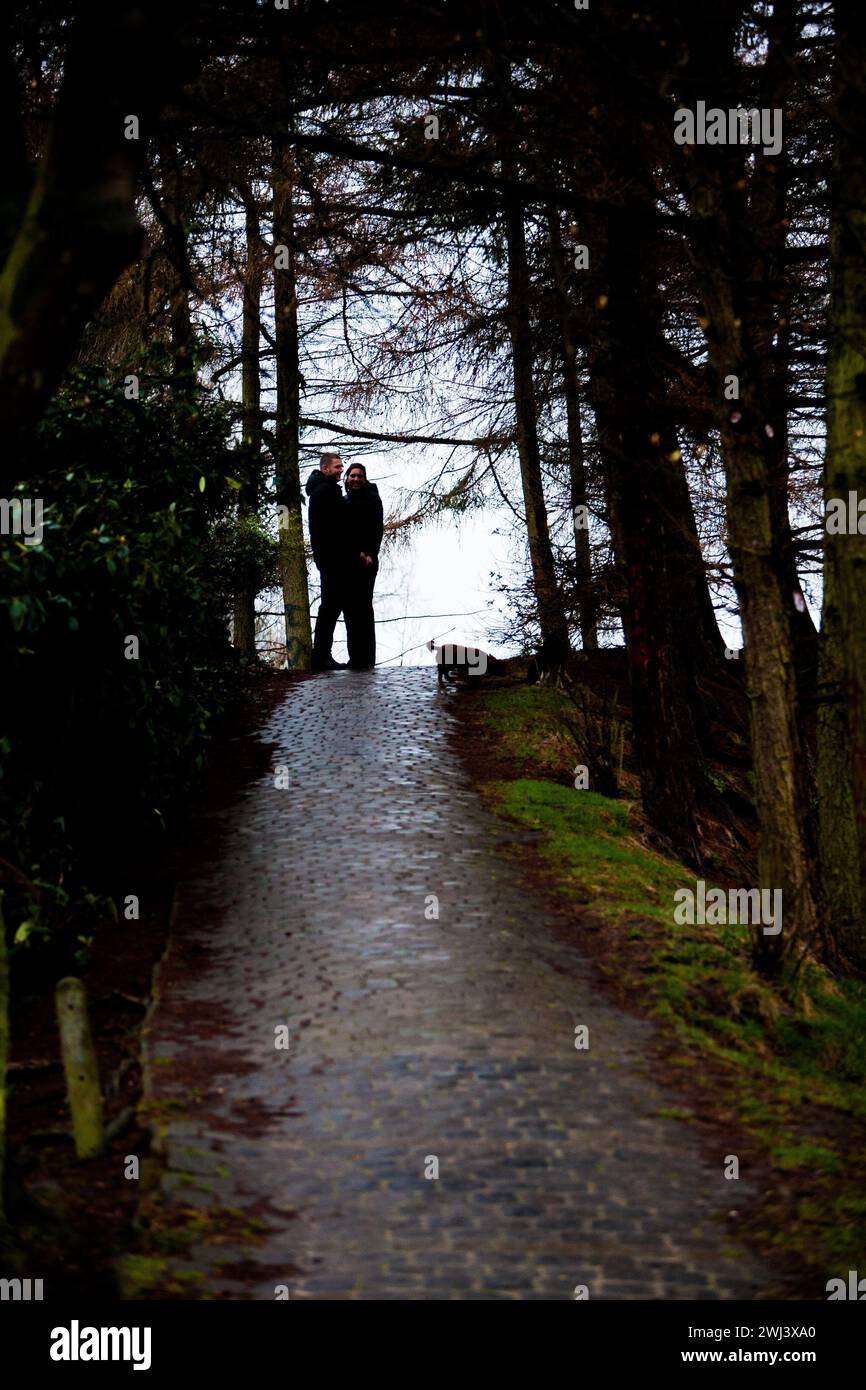 Pfad zur Ruhe: Paare's Lakeside Walk Stockfoto