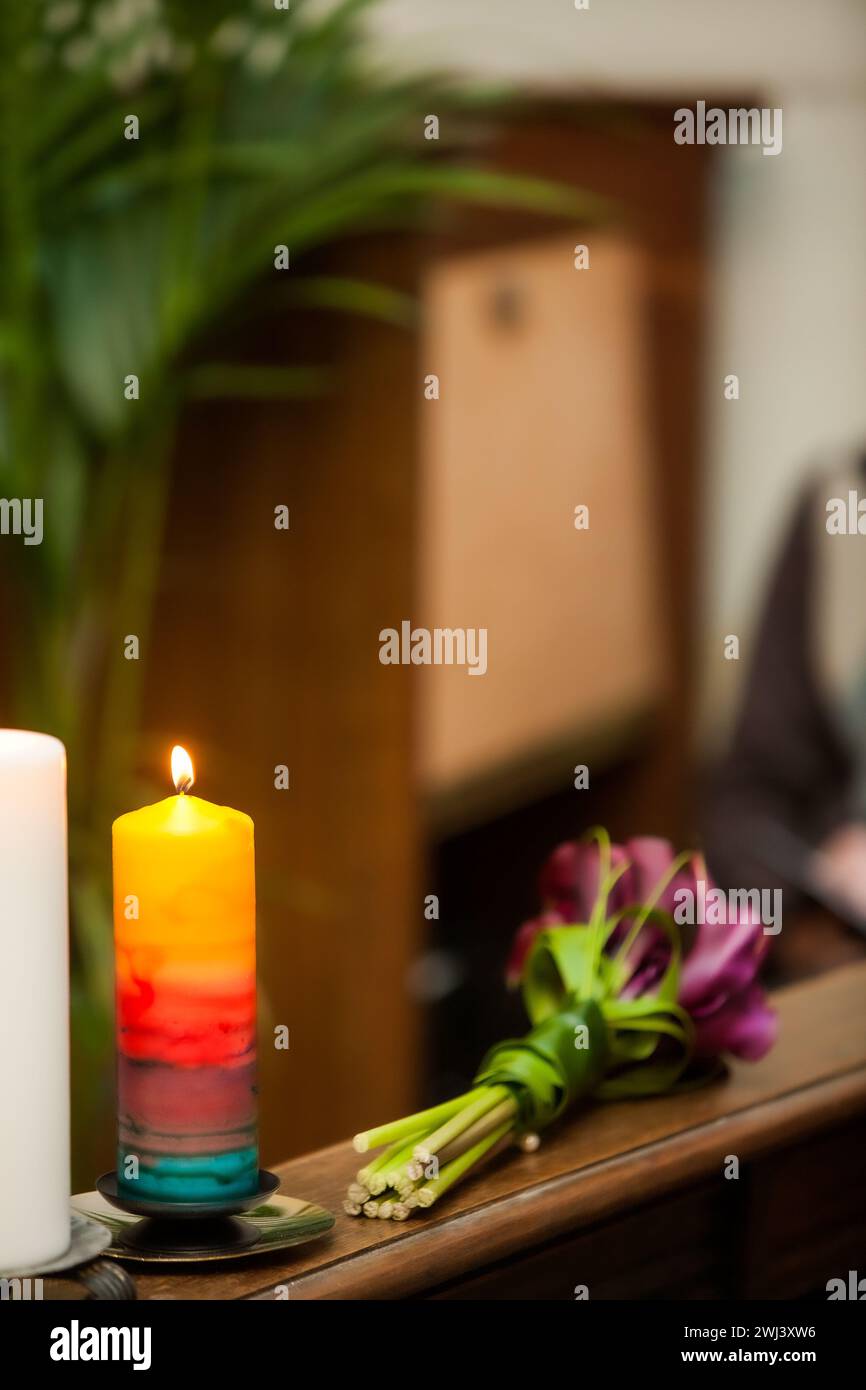 Intimes Ambiente: Kerzenlicht und florale Eleganz Stockfoto