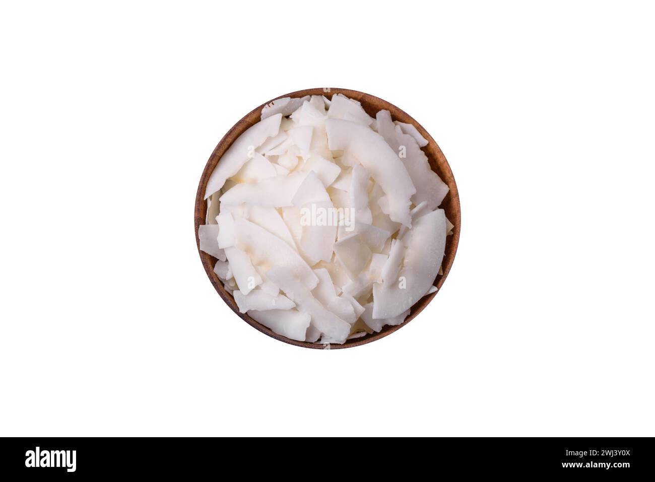 Weiße trockene Kokosflocken in einer Holzschale, die für die Zubereitung von Desserts vorbereitet ist Stockfoto