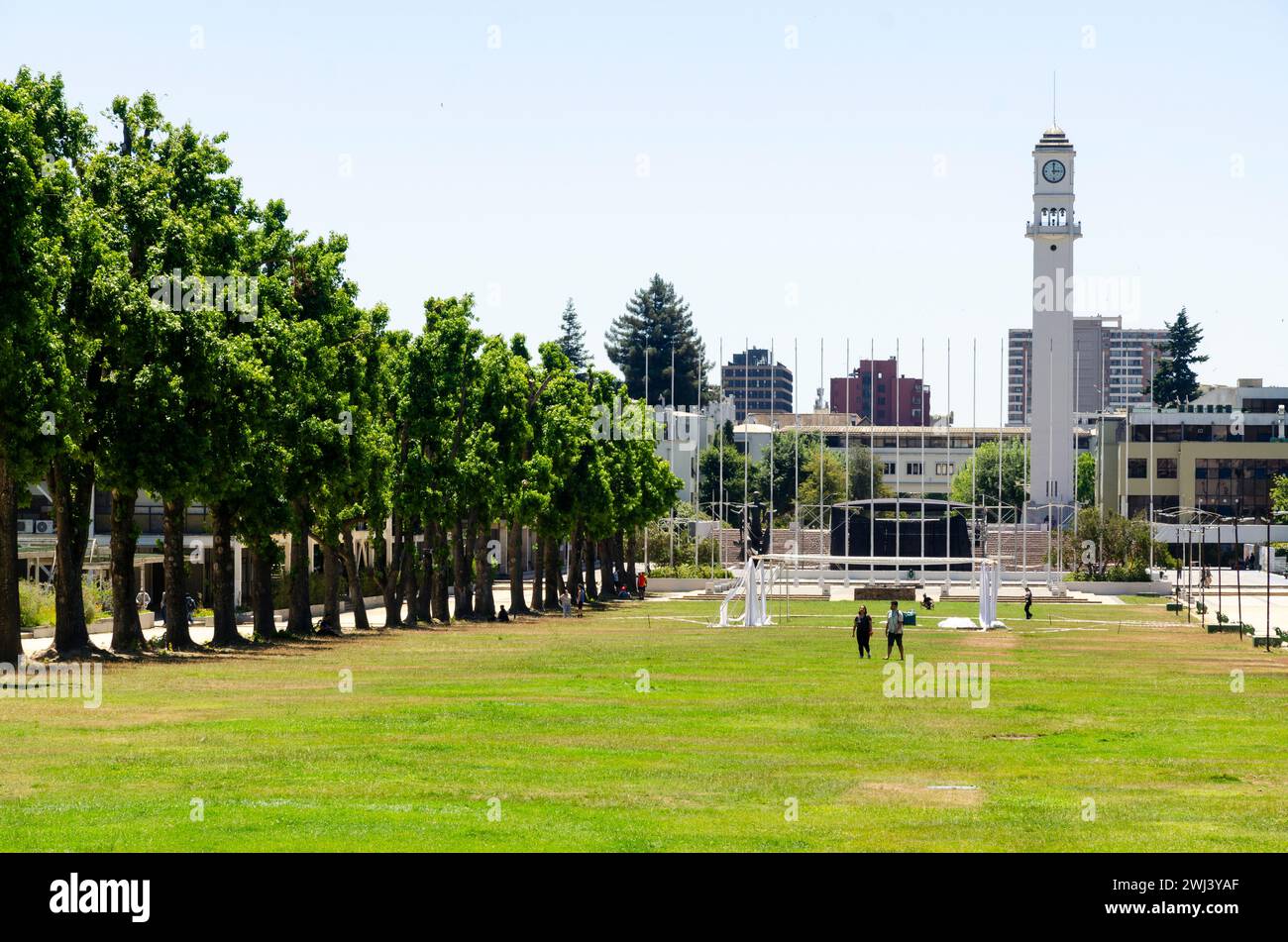 Panoramablick auf den zentralen Park der Universidad de Concepcion. Der Wachturm und das Forum im Hintergrund. Concepcion, Chile Stockfoto