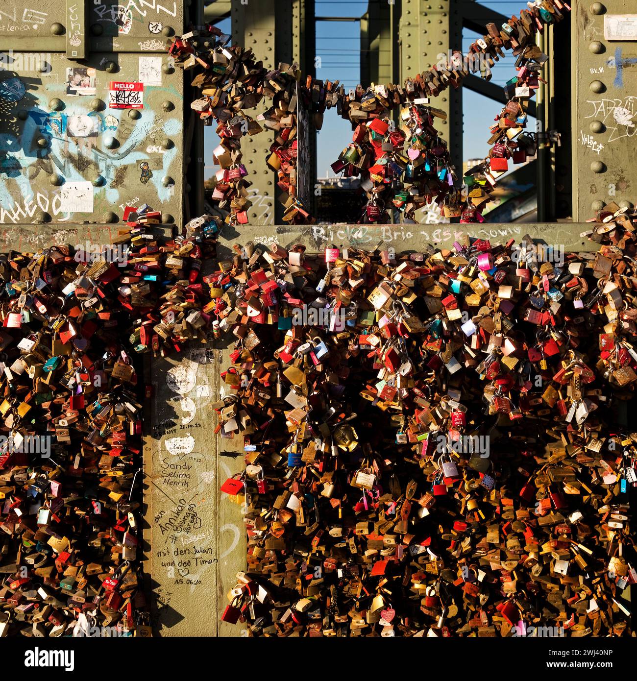 Detail von extrem vielen Liebesschlössern als Zeichen der Loyalität an der Hohenzollernbrücke in Köln Stockfoto