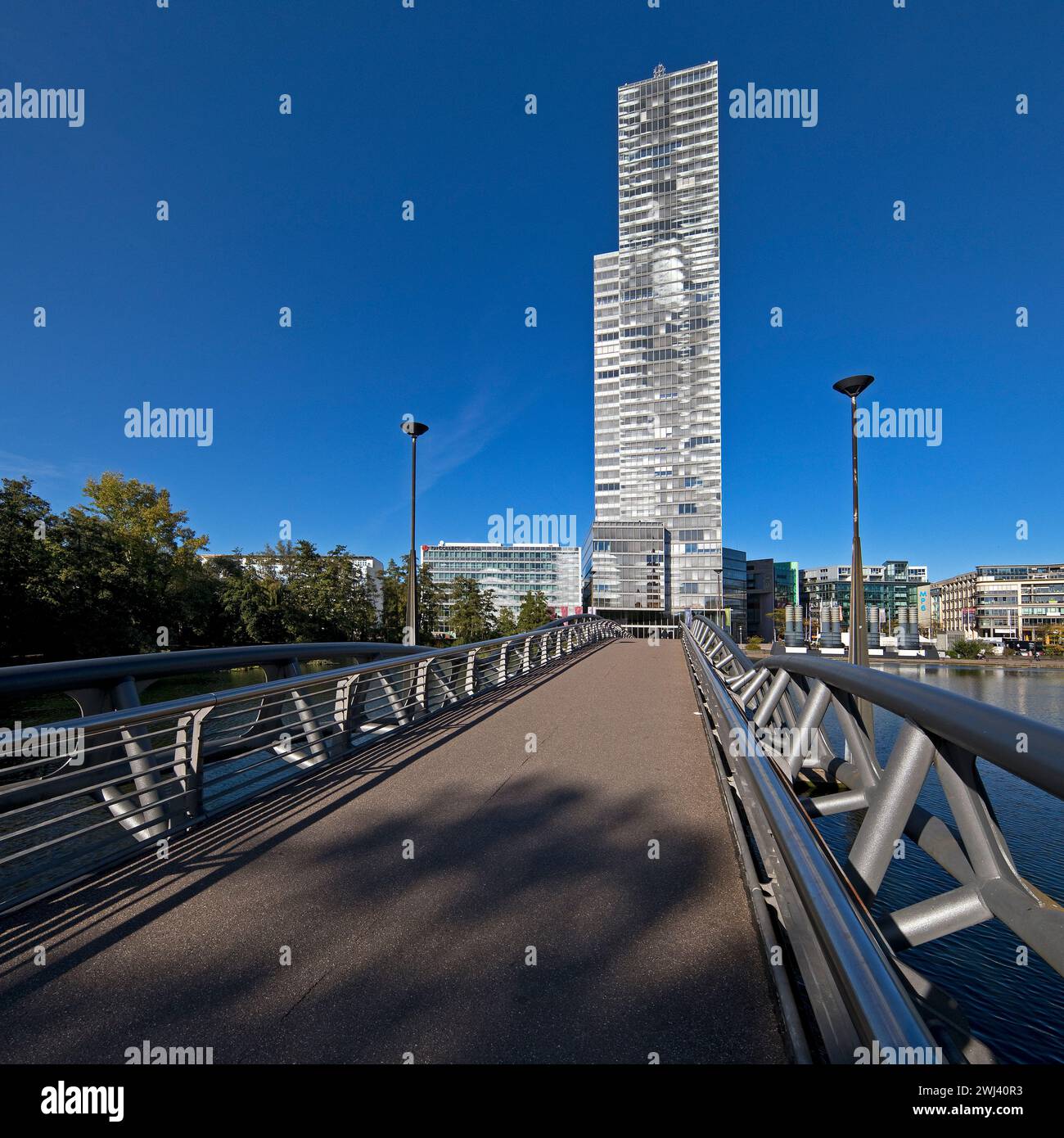 Brücke über den Mediapark See zum Kölner Turm, Mediapark, Köln, Deutschland, Europa Stockfoto