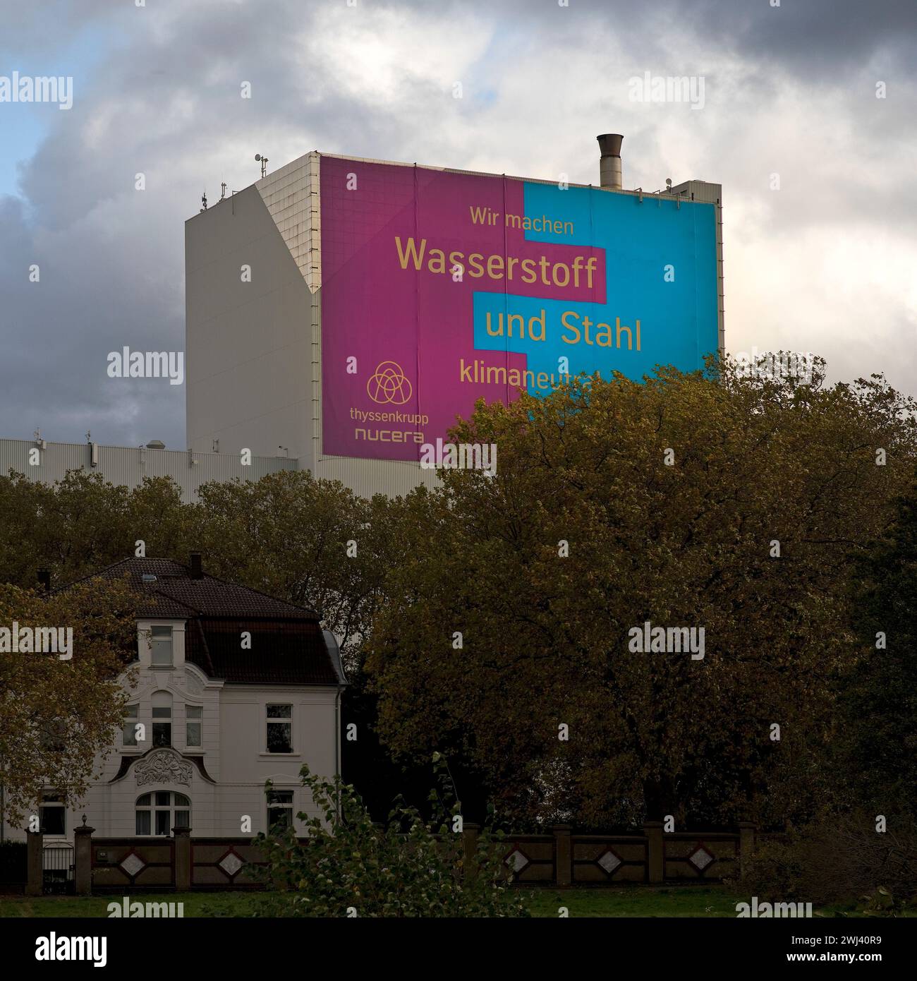 Großes Poster für Klimastahl im Werk ThyssenKrupp Steel Europe, Bochum, Deutschland, Europa Stockfoto