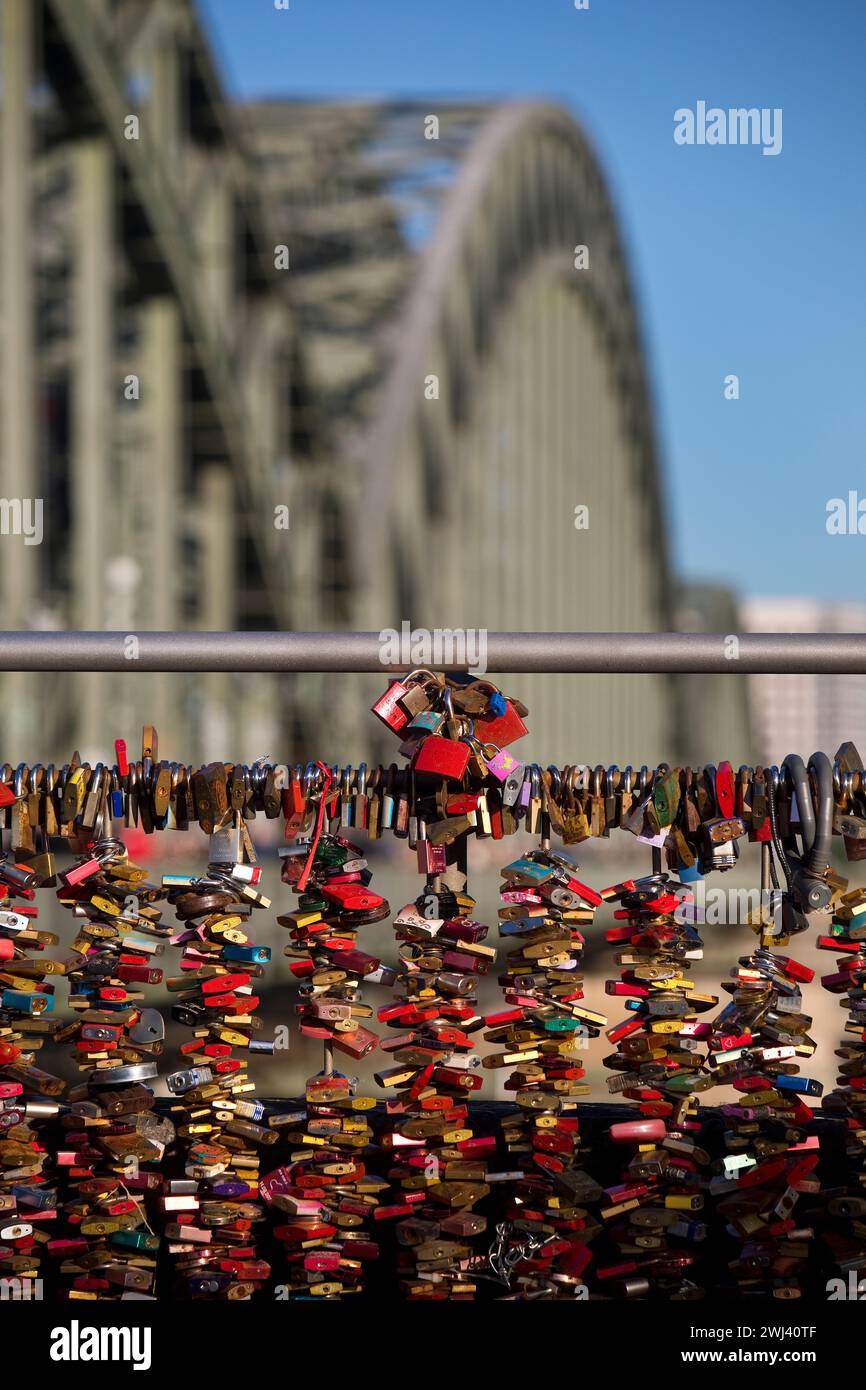 Detail von extrem vielen Liebesschlössern als Zeichen der Loyalität an der Hohenzollernbrücke in Köln Stockfoto