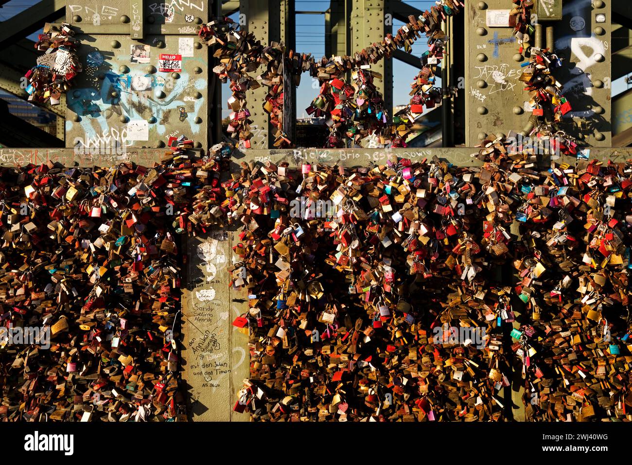 Detail von extrem vielen Liebesschlössern als Zeichen der Loyalität an der Hohenzollernbrücke in Köln Stockfoto