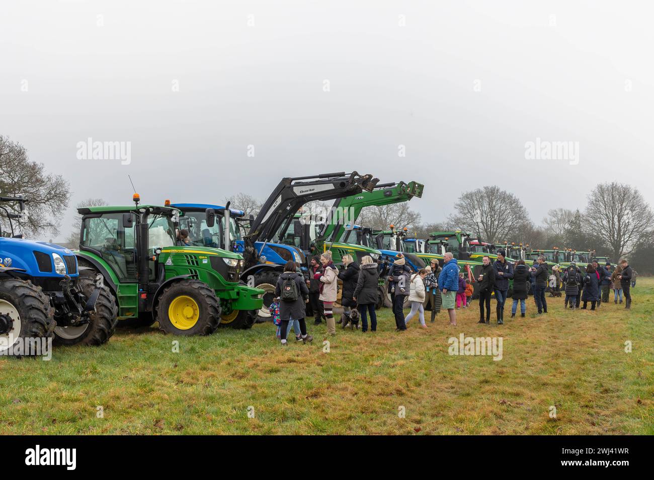 Februar 2024: Der Stretton Young Farmers Club veranstaltete einen Traktor-Lauf um die Dörfer von Warrington, der der British Heart Foundation zugute kam Stockfoto