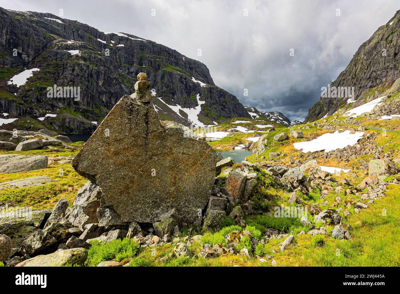 Riesige Felsbrocken auf einer Bergwiese Stockfoto