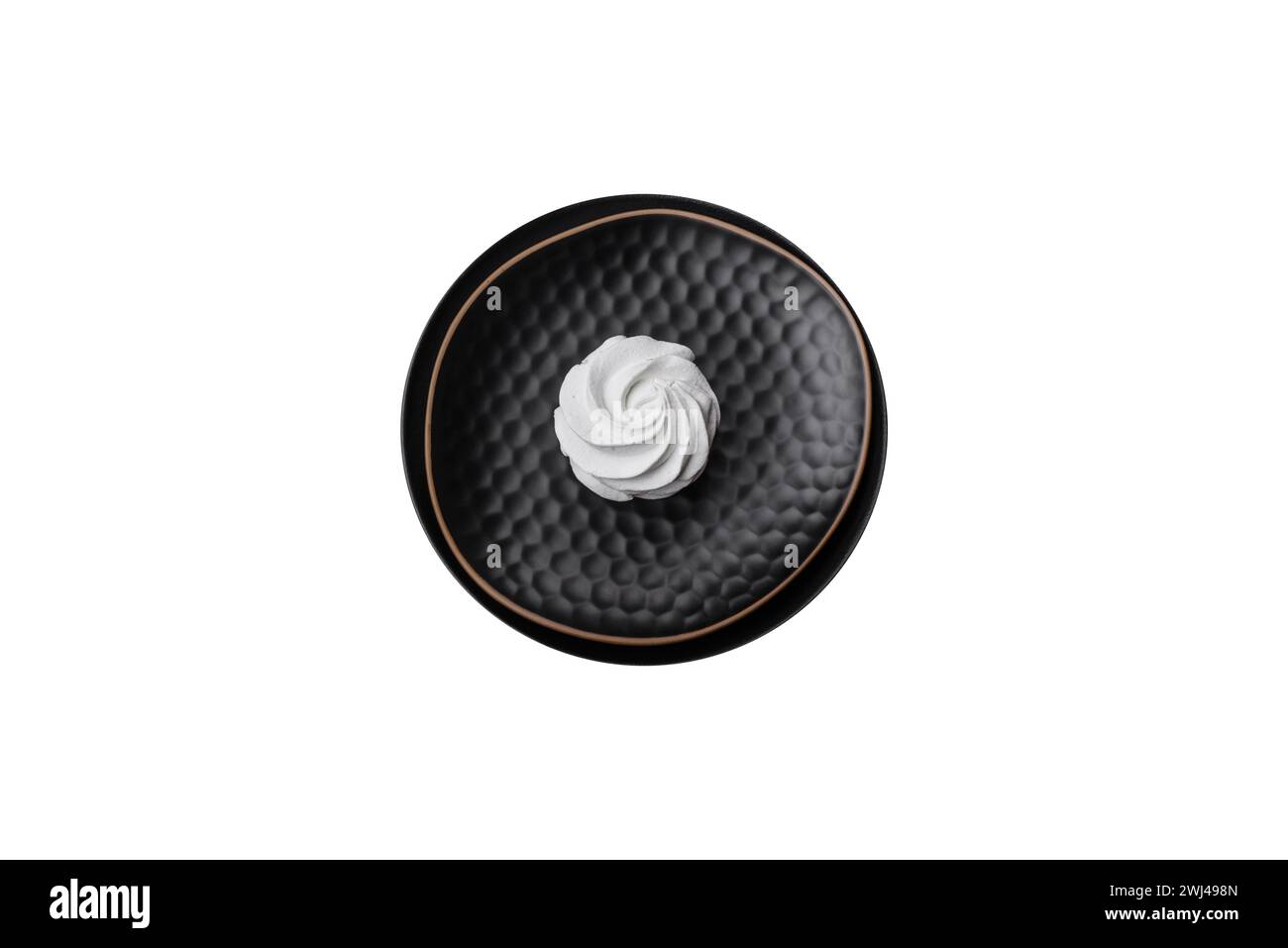 Köstlicher süßer Marshmallow auf dunklem Betonhintergrund Stockfoto