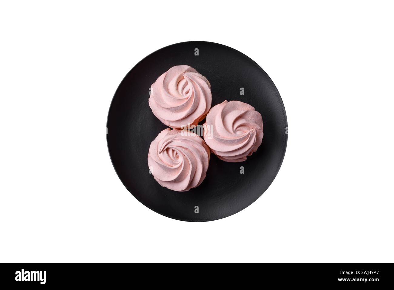 Köstlicher süßer Marshmallow auf dunklem Betonhintergrund Stockfoto