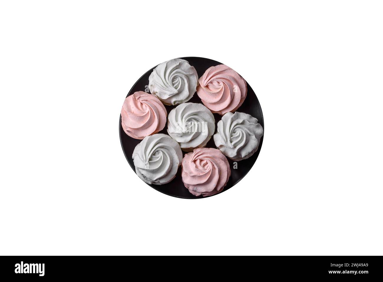 Köstliches süßes mehrfarbiges Marshmallow auf dunklem Betonhintergrund Stockfoto