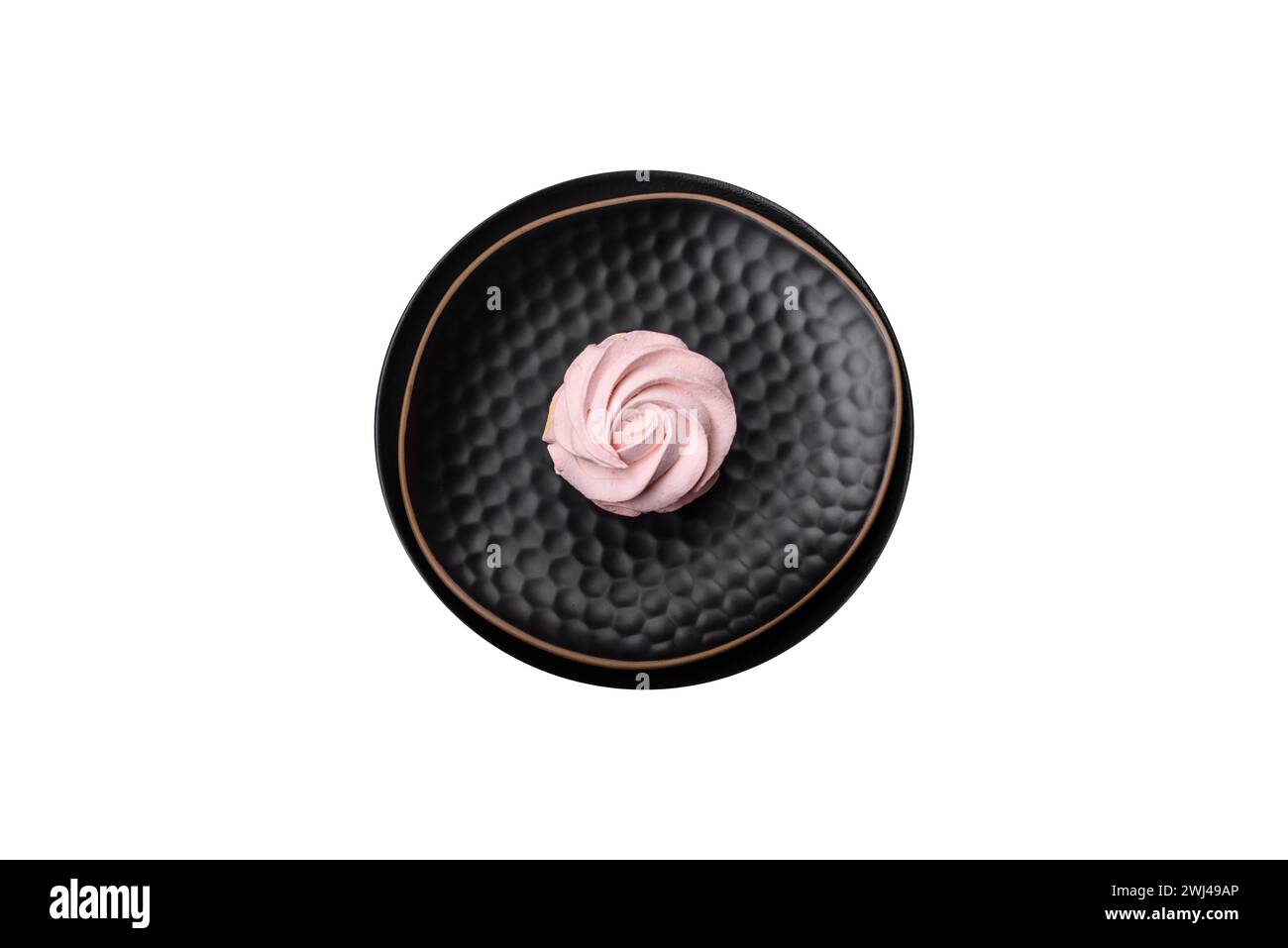 Köstlicher süßer Marshmallow auf dunklem Betonhintergrund Stockfoto