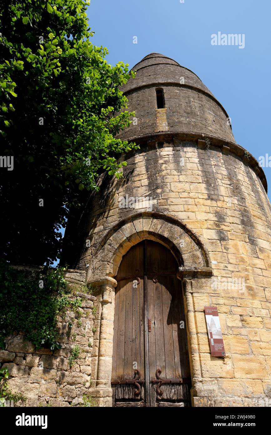 Das historische Wahrzeichen Lanterne des Morts ist ein Steinturm, der normalerweise den Ort eines Friedhofs markiert. Sarlat-la-Caneda in Frankreich Stockfoto