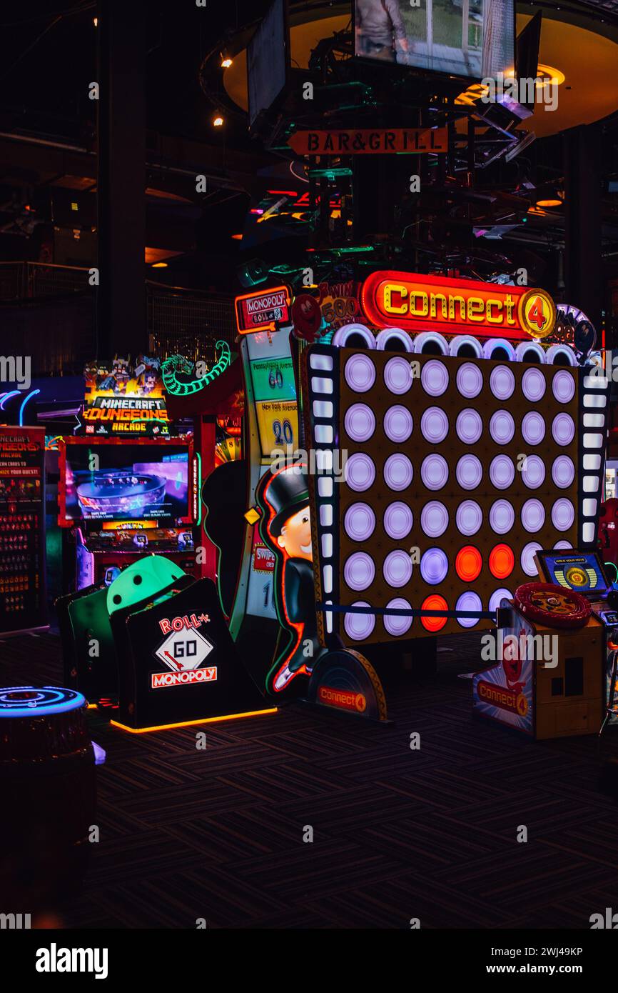 In der Gameworks Arcade in Seattle, WA, kannst du vier Monopoly-Spiele in Minecraft Dungeon verbinden Stockfoto