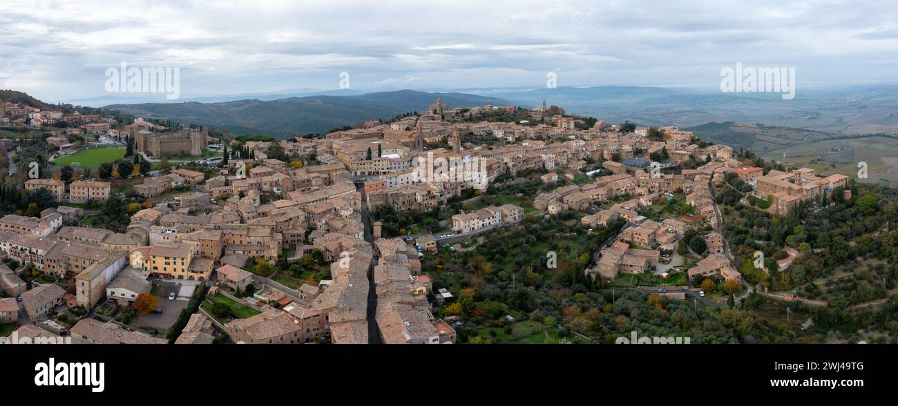 Blick auf das toskanische Dorf auf einem Hügel und die Weinhauptstadt Montepulciano Stockfoto