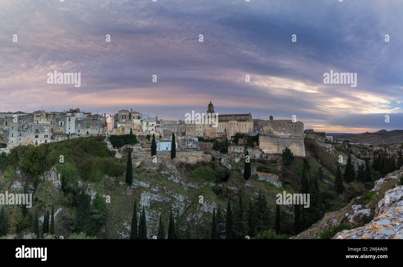 Blick auf die historische Stadt Gravina in Apulien bei Sonnenaufgang Stockfoto