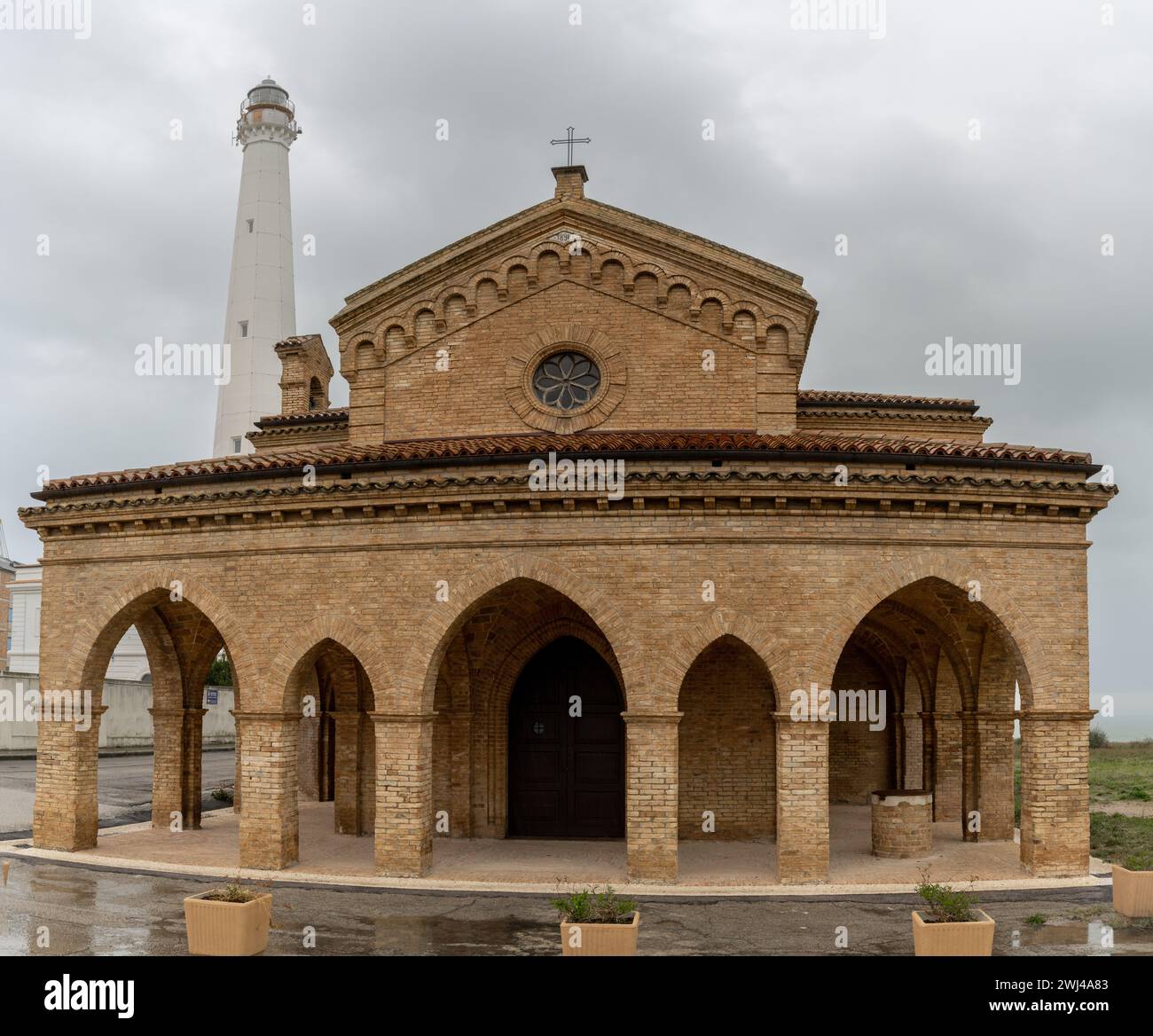 Blick auf die Kirche Madonna della Penna und den Leuchtturm Punta Penna an der italienischen Abruzzen Stockfoto