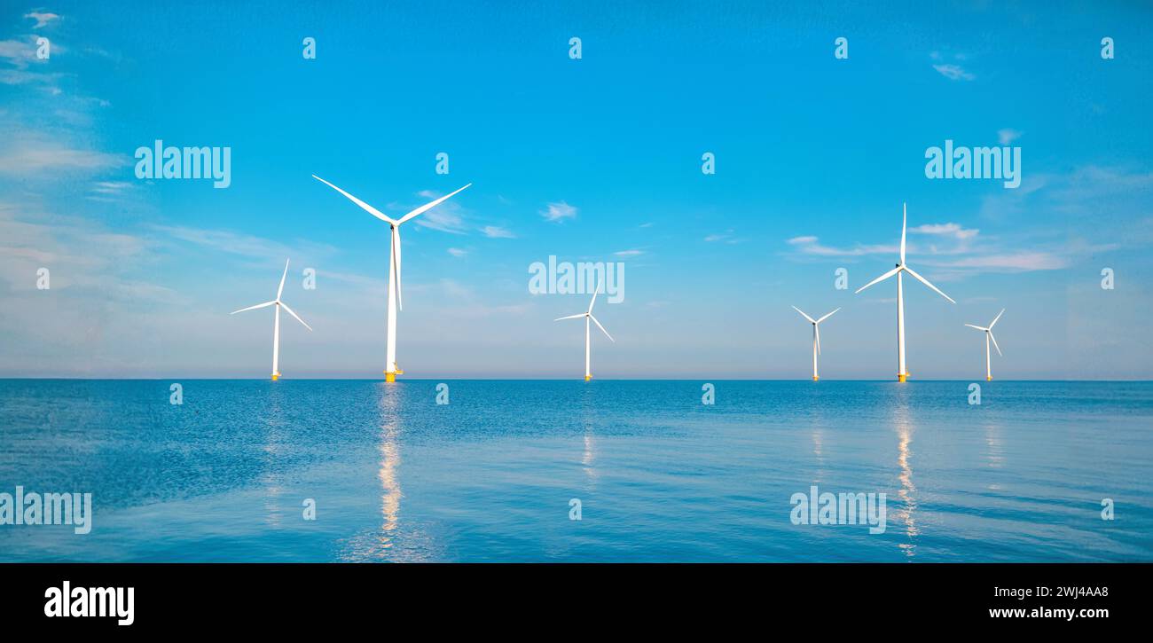 Windkraftanlagen, die elektrische grüne Energie mit einem grünen Energiekonzept erzeugen Stockfoto