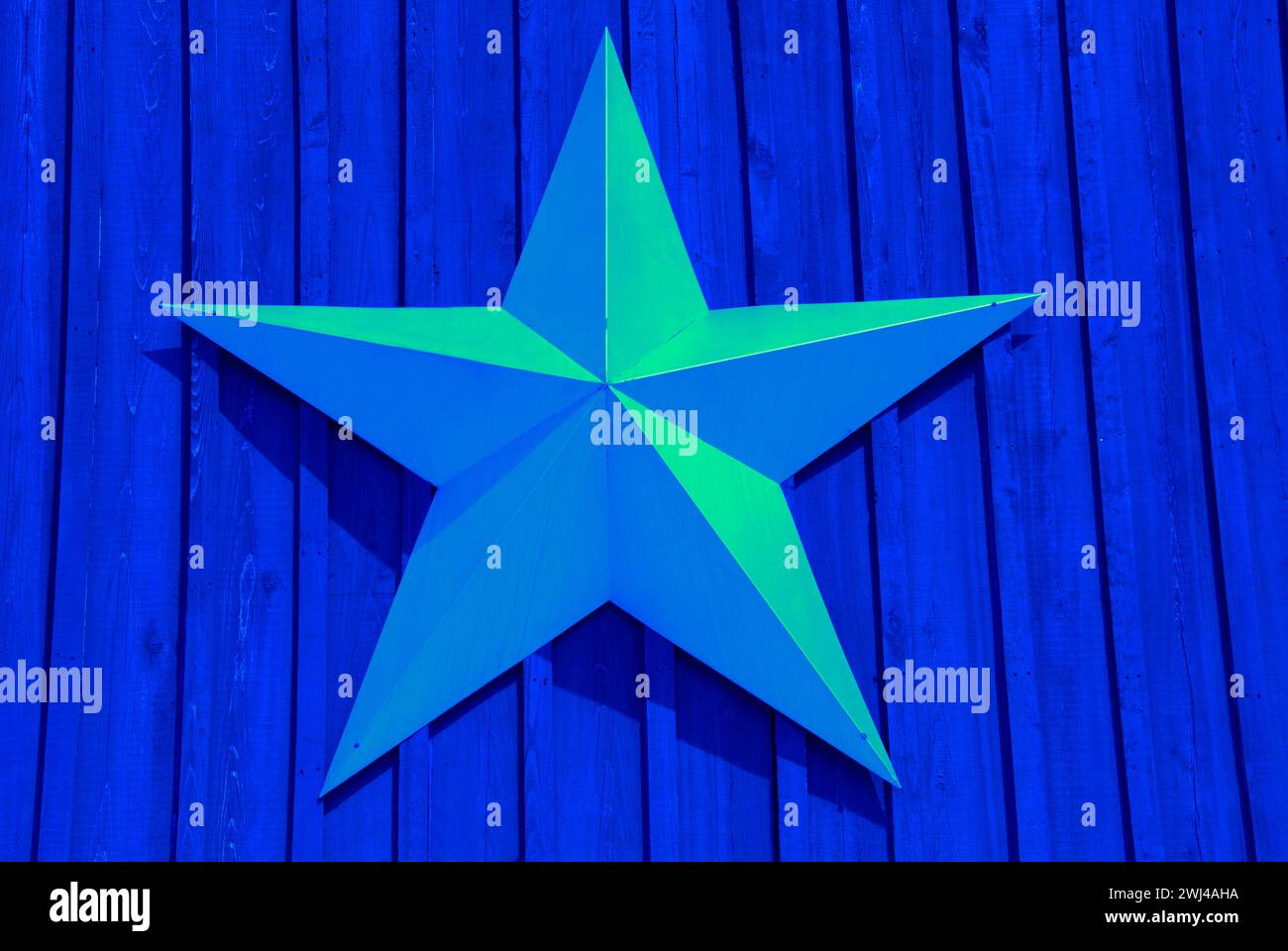 Einsames Sternsymbol des Bundesstaates Texas auf einem Holzgebäude - Dayton, Texas Stockfoto