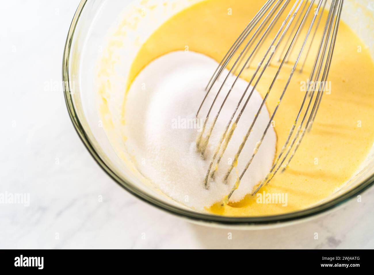Zitronen-Heidelbeerkuchen mit Puderzucker-Staubwischen Stockfoto