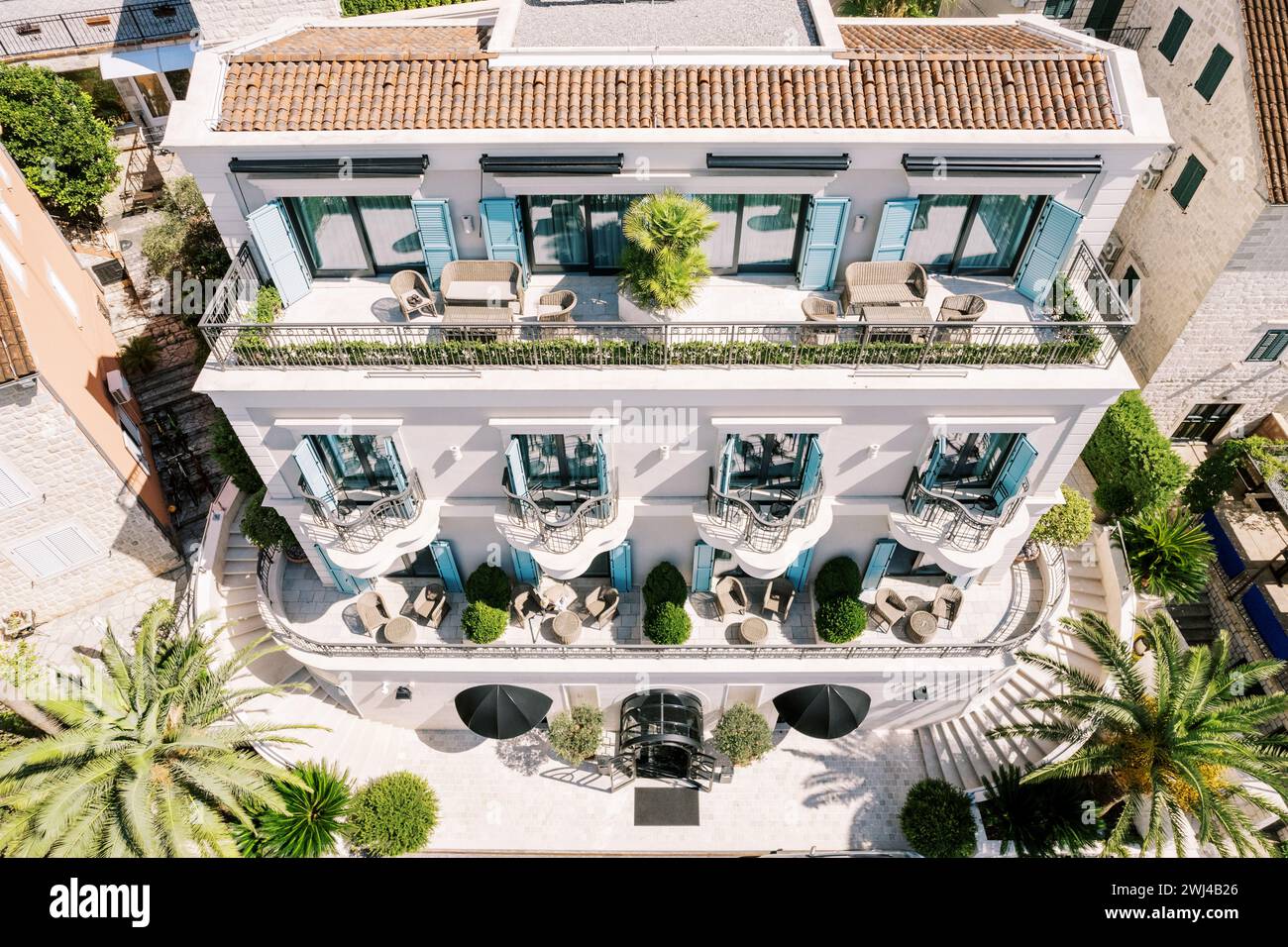 Luxuriöses Forza Terra Hotel mit Terrassen und Panoramafenstern. Dobrota, Montenegro. Drohne Stockfoto