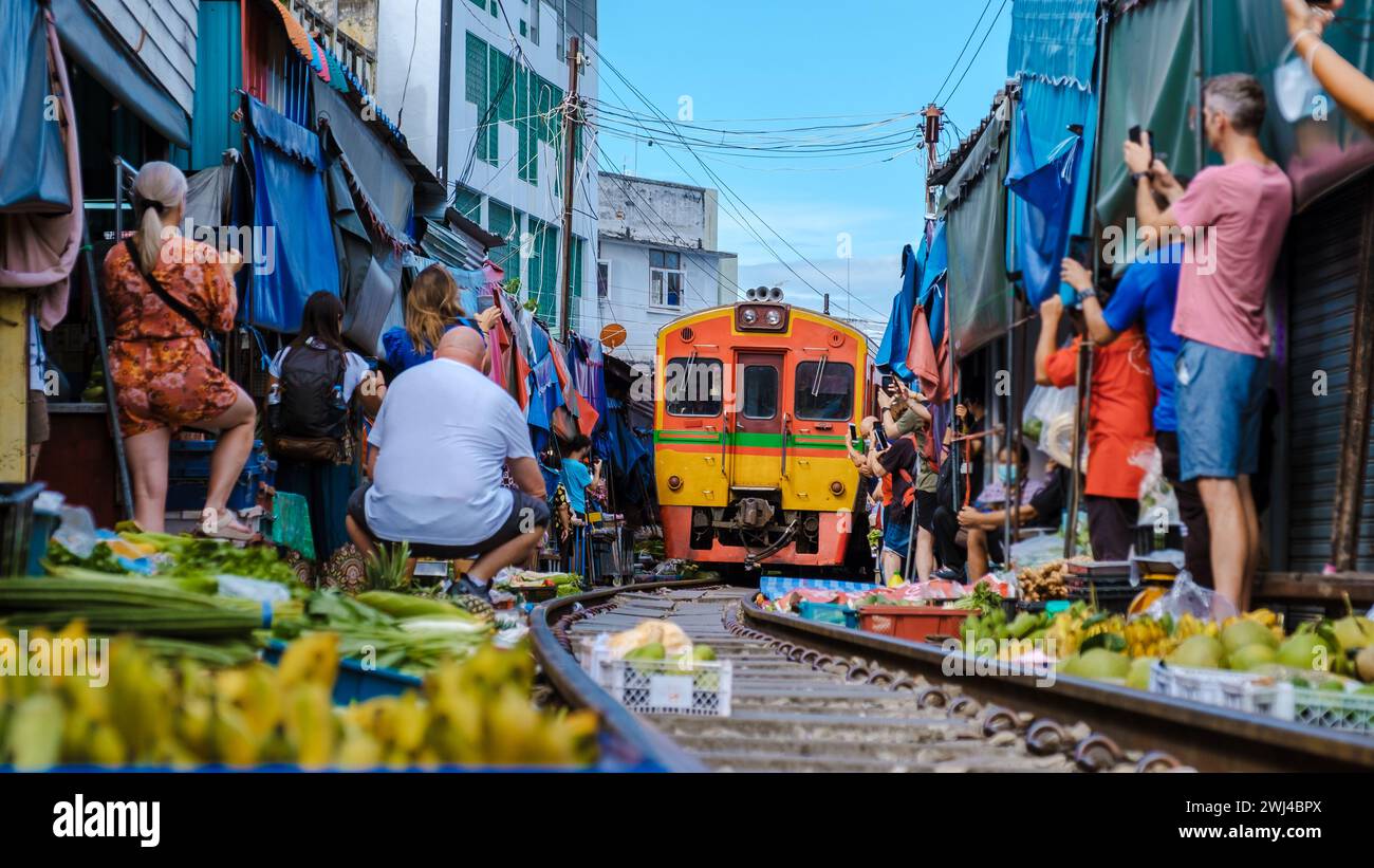 Bahnhof Mae Klong, Bangkok, ein berühmter Eisenbahnmarkt in Thailand Stockfoto