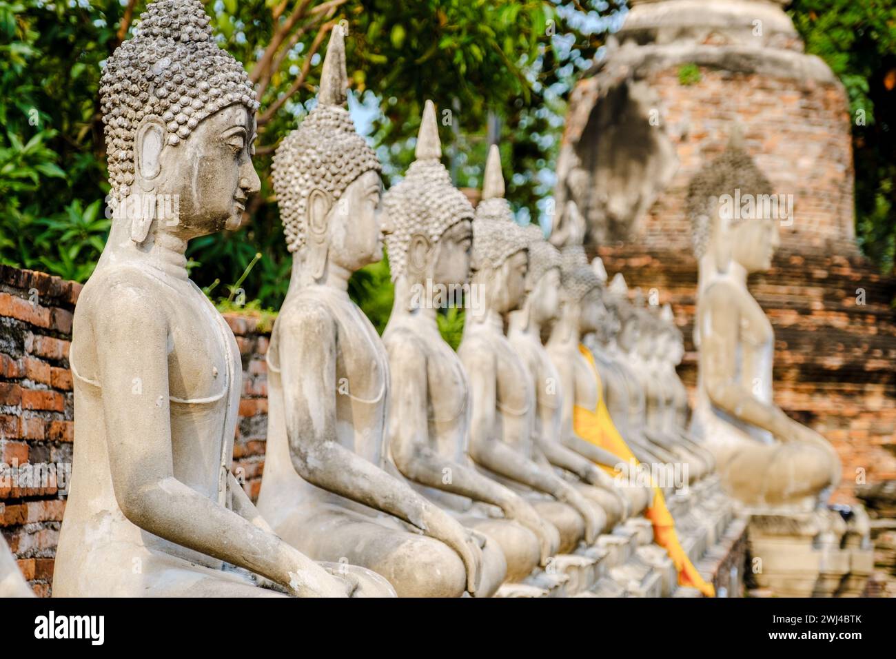 Ayutthaya, Thailand Wat Yai Chaimongkol, Buddha-Statue vor dem Tempel Stockfoto