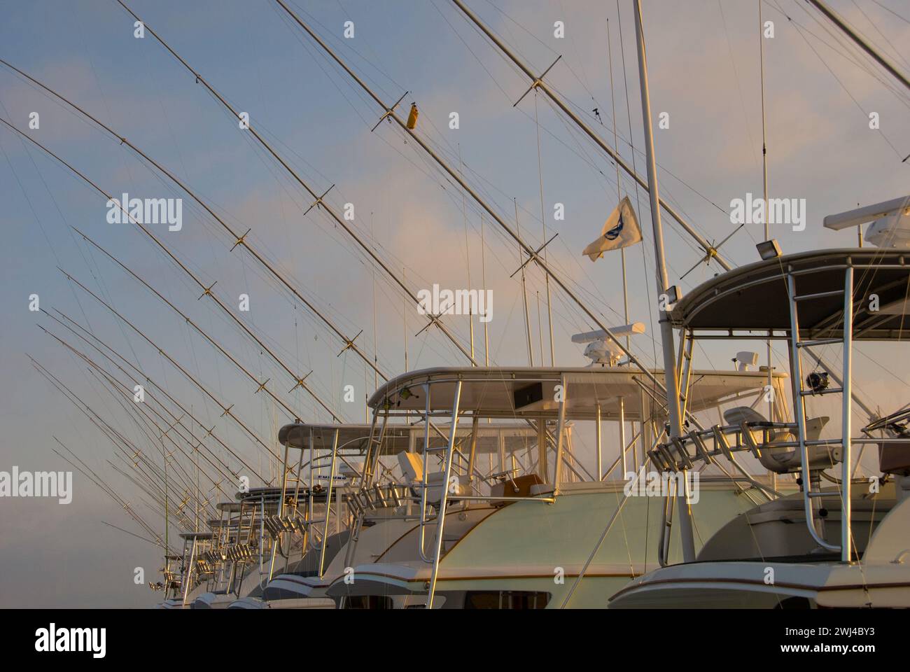 Sportfischboote legen bei Sonnenuntergang an - Oregon Inlet an den Outer Banks von North Carolina - 708NCVA Stockfoto