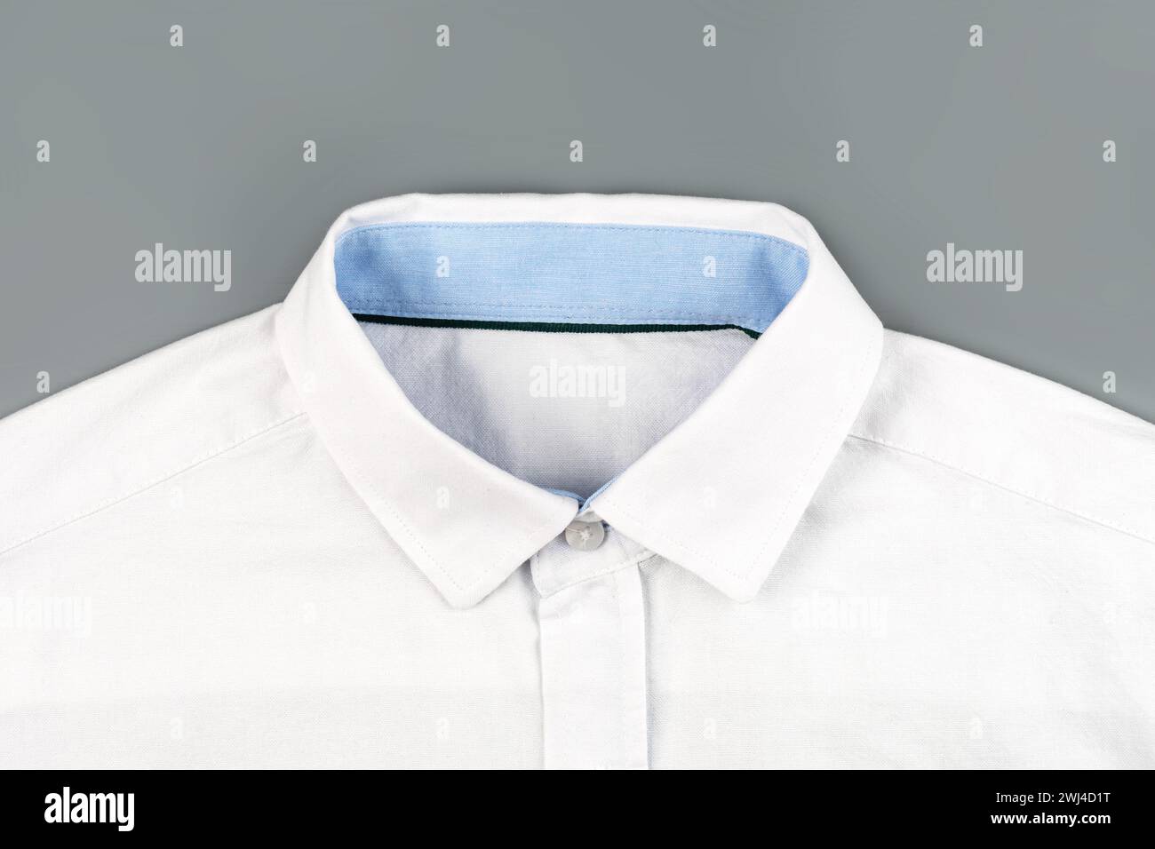 Neues Männerhemd auf weißem Hintergrund Stockfoto