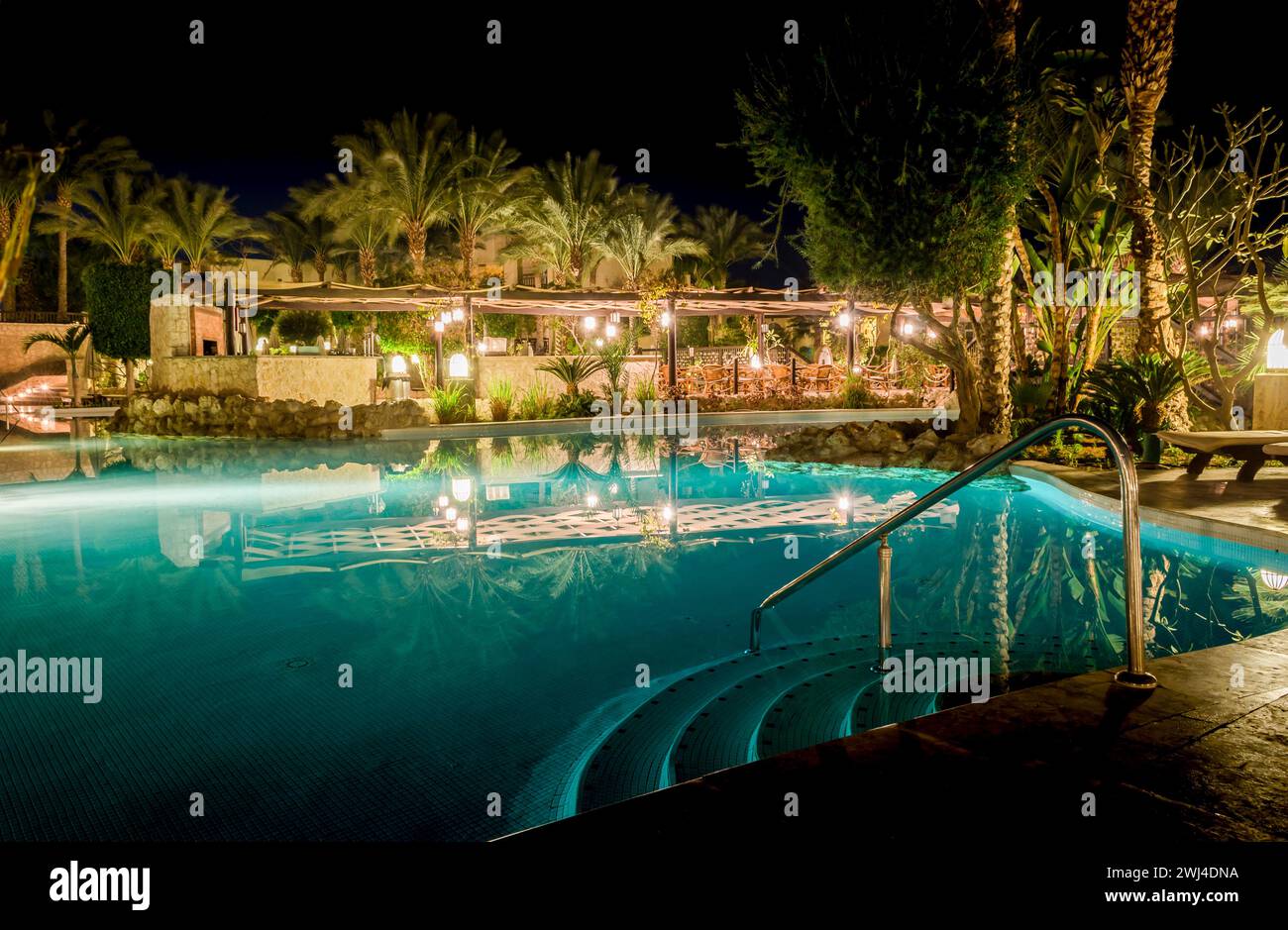 Sharm El Sheikh, Ägypten - 02 06 2018: Nacht im Hotel Aquamarin Pool Leere Sessel in der Bar PA Stockfoto