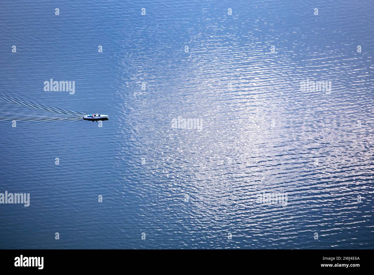 Luftaufnahme eines Freizeitboots auf dem Edersee, Edertalsperre, Hessen, Deutschland, Europa Stockfoto