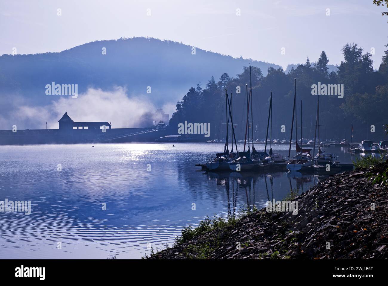 Edertalsperre mit Staumauer und Sportbooten am Edersee am frühen Morgen, Hessen, Deutschland Stockfoto