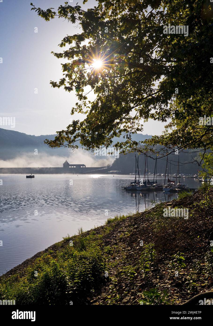 Edertalsperre mit Staumauer und Sportbooten auf dem Edersee, Edertal, Hessen, Deutschland, Europa â€‹ Stockfoto