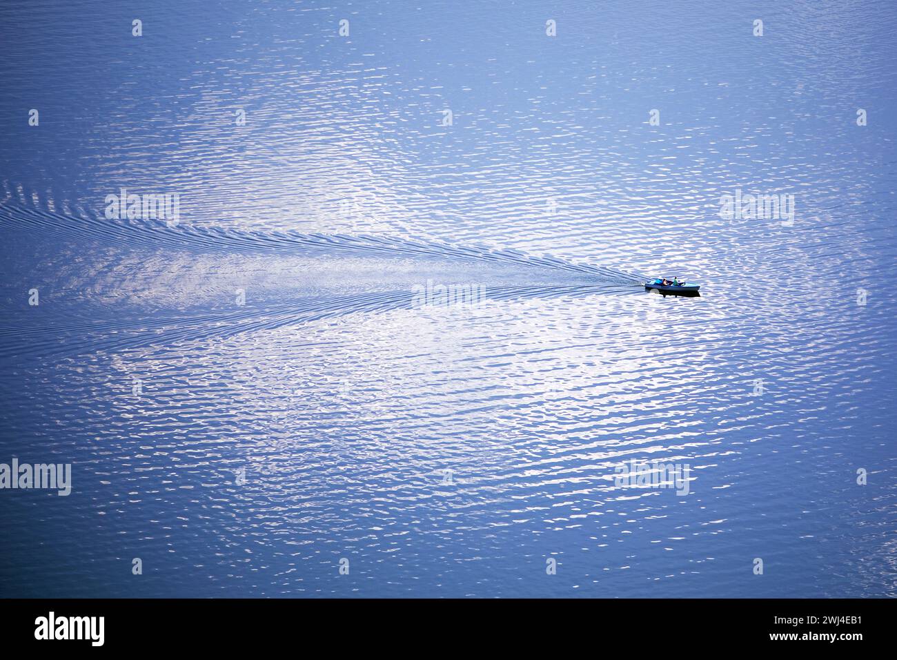 Luftaufnahme eines Freizeitboots auf dem Edersee, Edertalsperre, Hessen, Deutschland, Europa Stockfoto