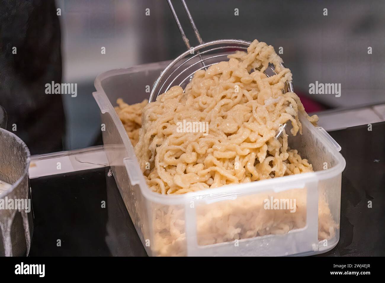 Zubereitung von SpÃ¤tzle - Spätzle, eine schwäbische Nudelsorte, Zubereitung von Speisen. Stockfoto