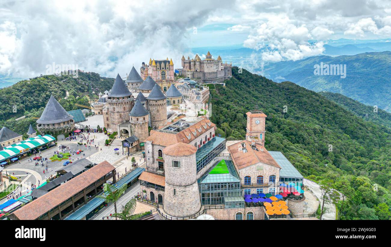 Luftaufnahme der Landschaft ist Burgen mit Nebel an der Spitze der Bana Hills, das berühmte touristische Ziel von Da Nang, Vietnam bedeckt. In der Nähe der Golden Bridge. Stockfoto