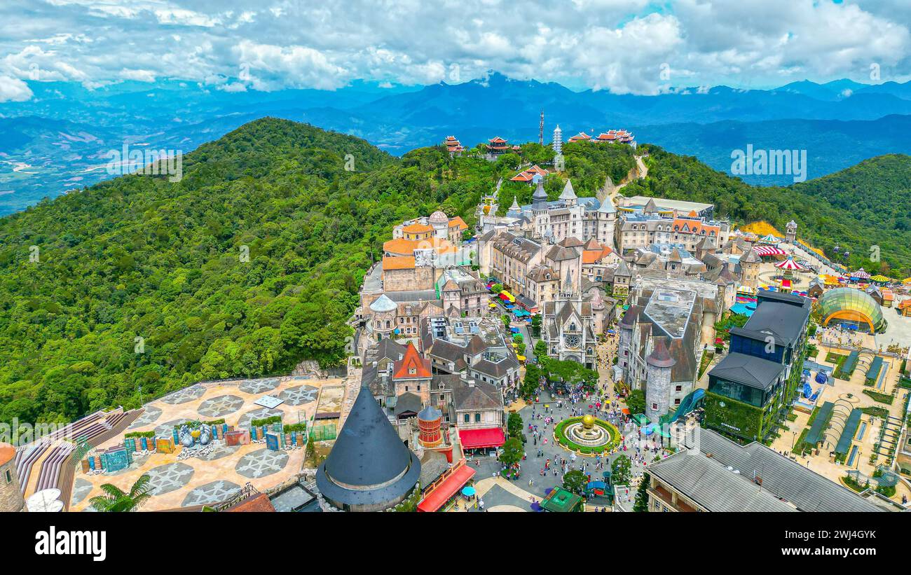 Luftaufnahme der Landschaft ist Burgen mit Nebel an der Spitze der Bana Hills, das berühmte touristische Ziel von Da Nang, Vietnam bedeckt. In der Nähe der Golden Bridge. Stockfoto