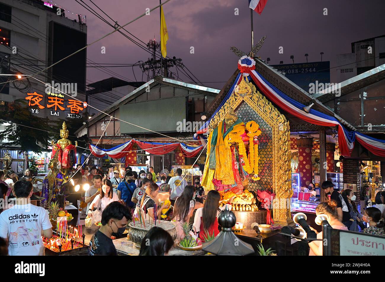 Menschen, die am ersten Tag des Mondneujahrs 2024 im Ganesha-Schrein in Huai Khwang Respekt erweisen Stockfoto